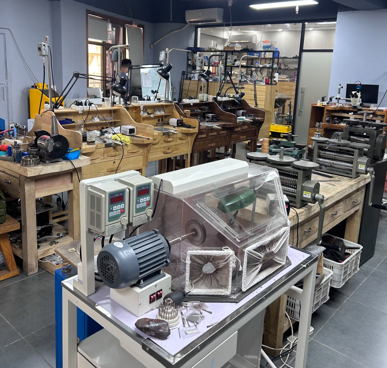 Workbenches and jewelry-making equipment in the Julysnow factory, from the brand’s About page
