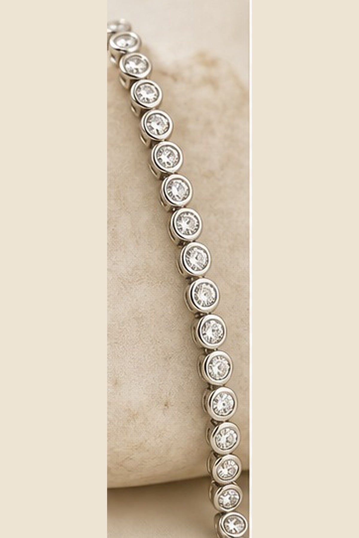 Round bezel tennis bracelet construction detail