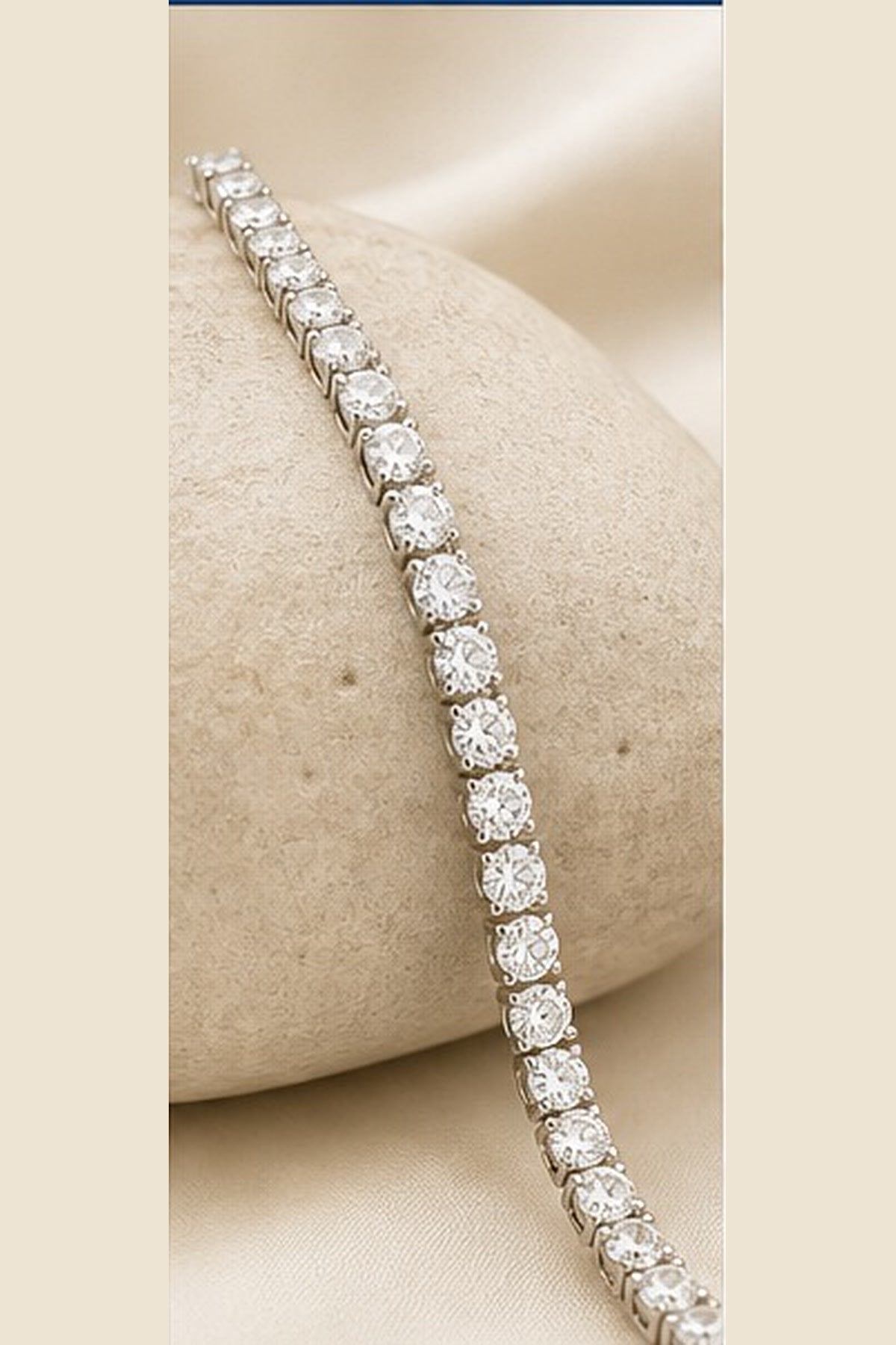 Classic round tennis bracelet construction detail